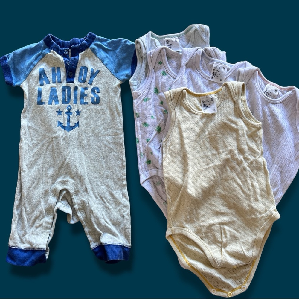 ❌ SOLD ❌ 5pcs Uniqlo baby onesies 12m